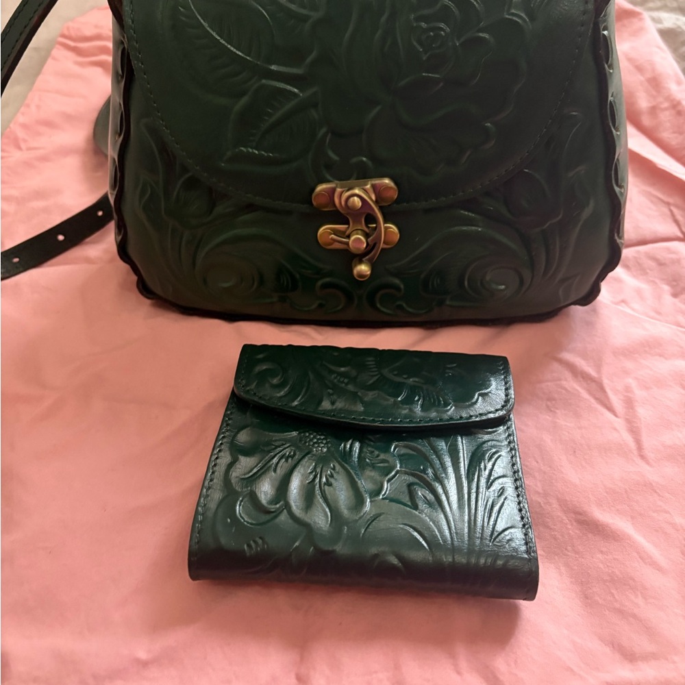 Patricia Nash  in an elegant Green Embossed Leather Bag and Wallet Set